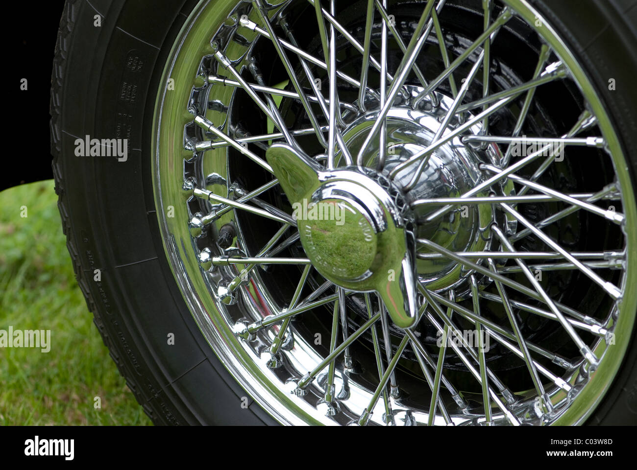 Cromato e ruote a raggi in una SMG auto sportiva Foto stock - Alamy