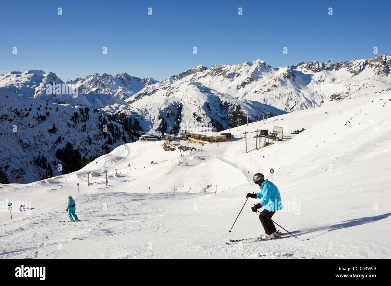 St Anton am Arlberg, Tirolo, Austria Sciatori su blu eseguire R13 su Rendl montagna sci piste innevate delle Alpi austriache Foto Stock