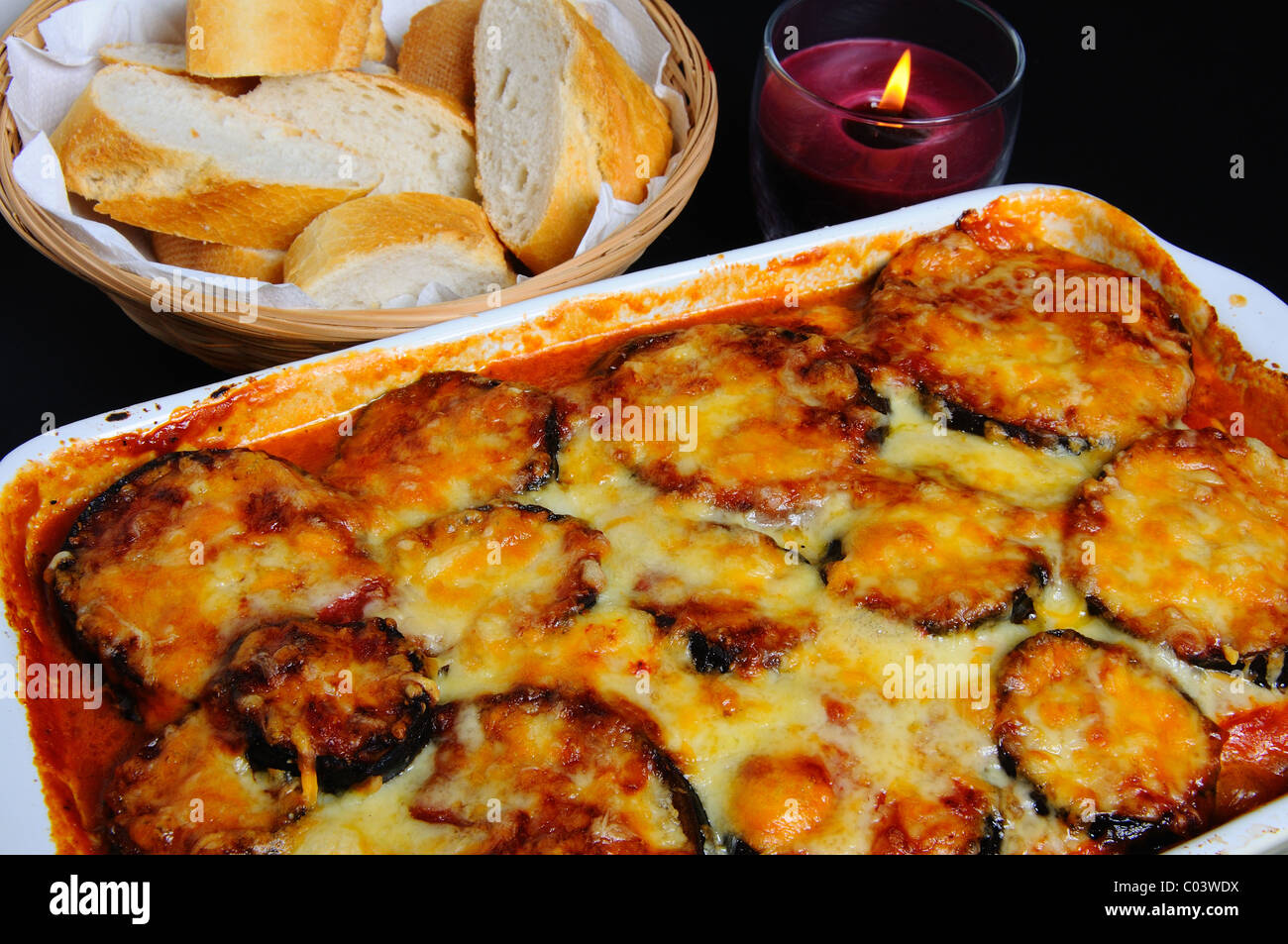 Aubergine cuocere in un tegame di coccio, Mijas Costa, Costa del Sol, provincia di Malaga, Andalusia, Spagna, Europa occidentale. Foto Stock