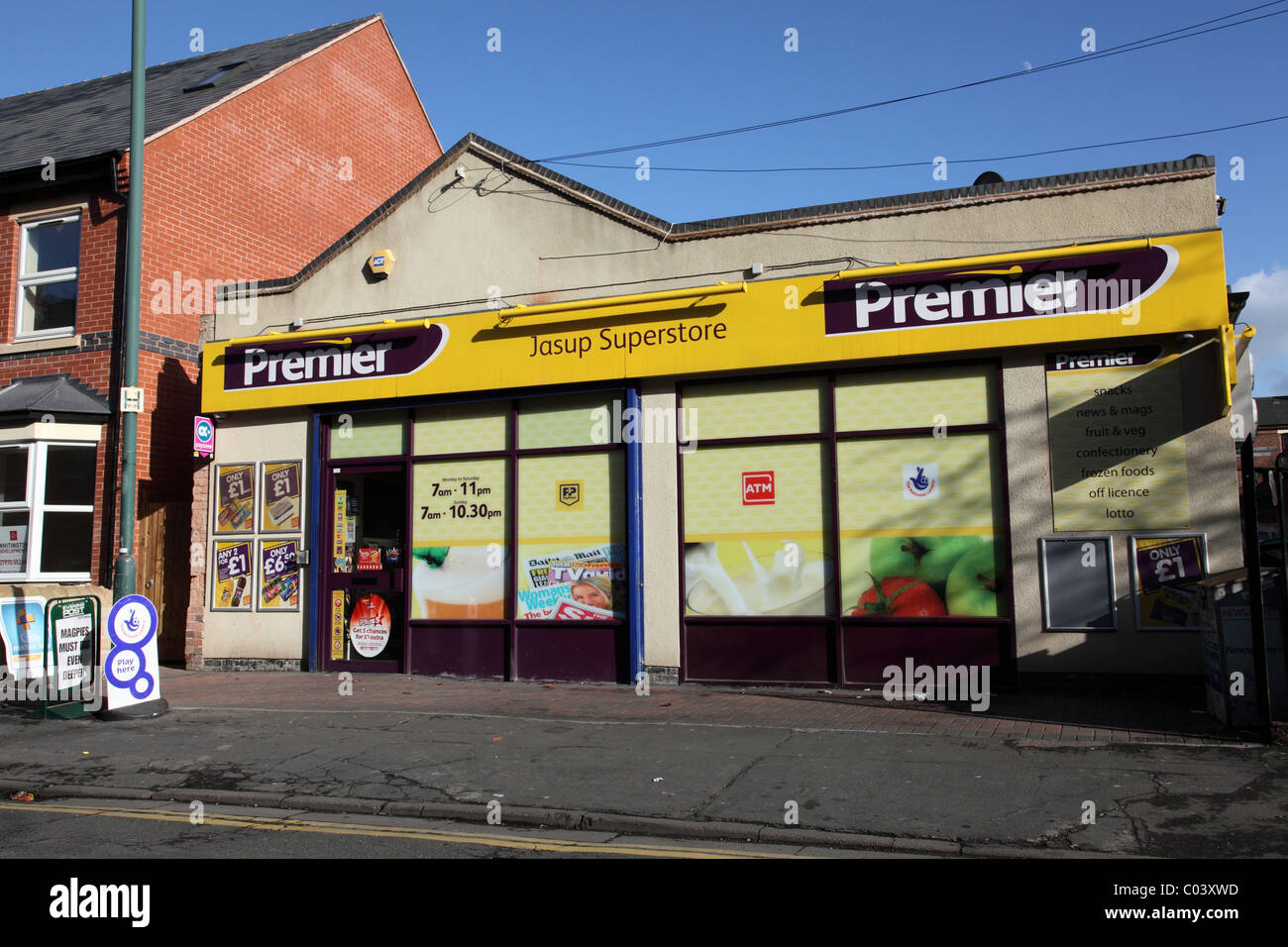 Un Premier convenience store in una città del Regno Unito. Foto Stock