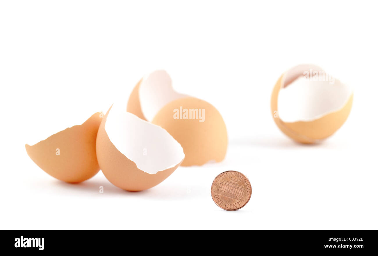 Il mio ultimo centesimo - svuotare i gusci d'uovo e un penny isolato su uno sfondo bianco. Foto Stock