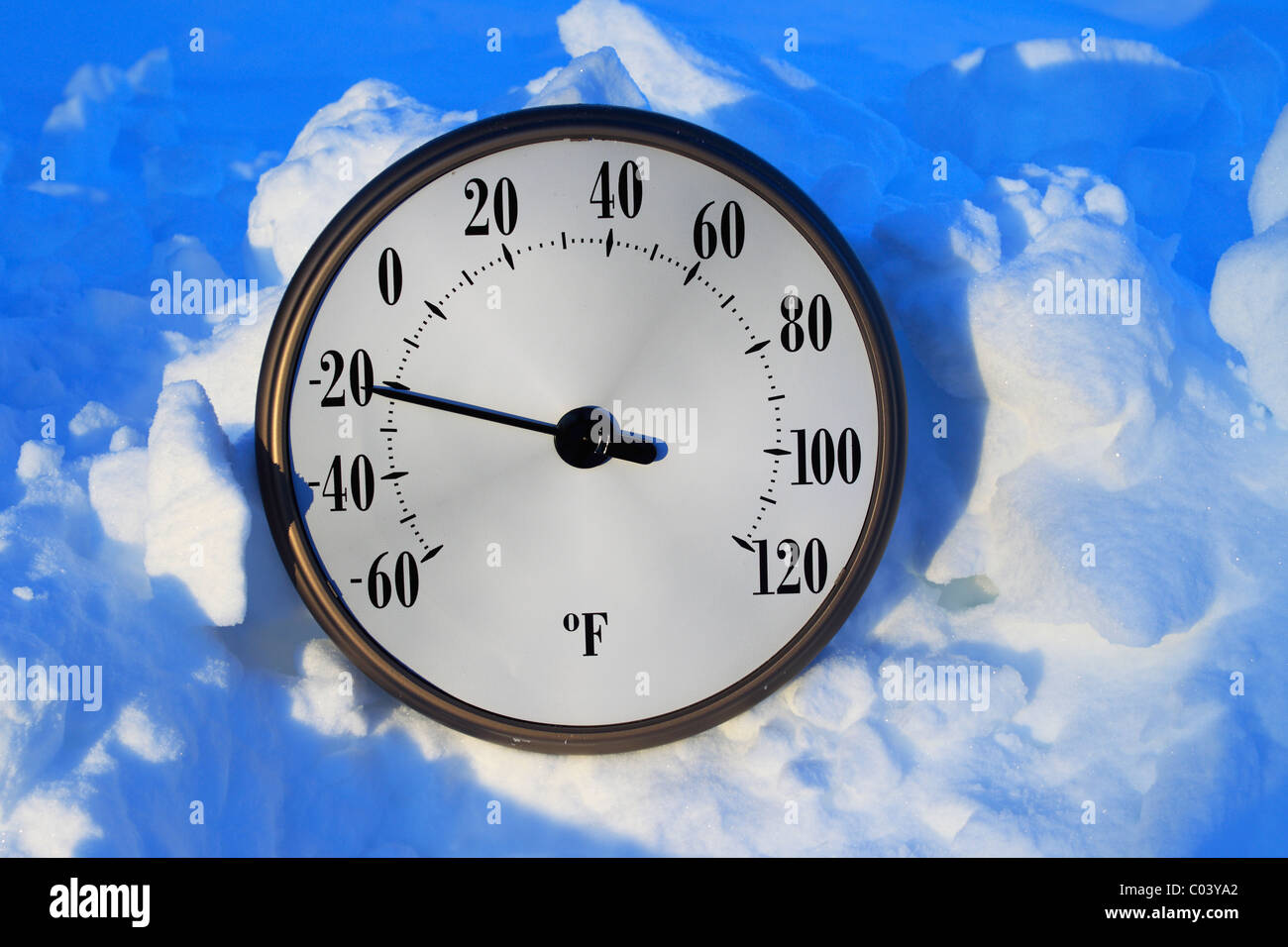 Un indicatore di temperatura sulla neve che registra una temperatura superiore a 20 gradi sotto zero Fahrenheit. Minnesota settentrionale, Stati Uniti. Foto Stock