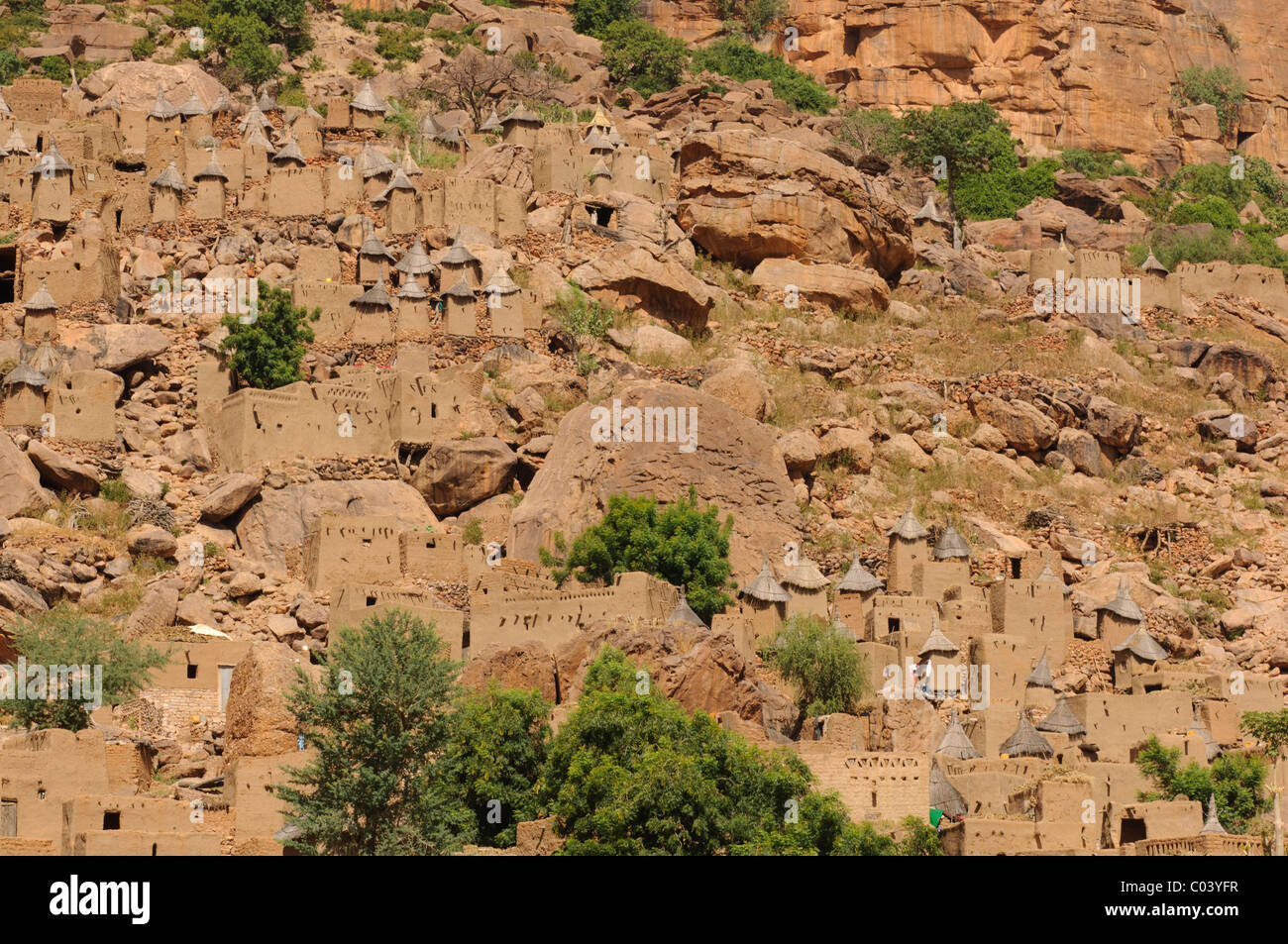 Panorama del villaggio Dogon di Yendouma, Bandiagara scarpata . Mali Foto Stock