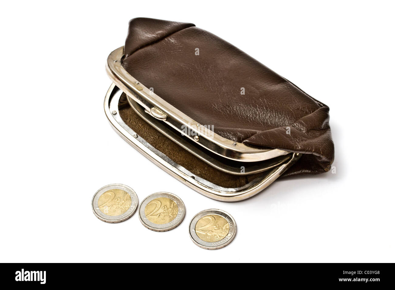 Vecchia borsa e monete metalliche in euro isolati su sfondo bianco Foto Stock