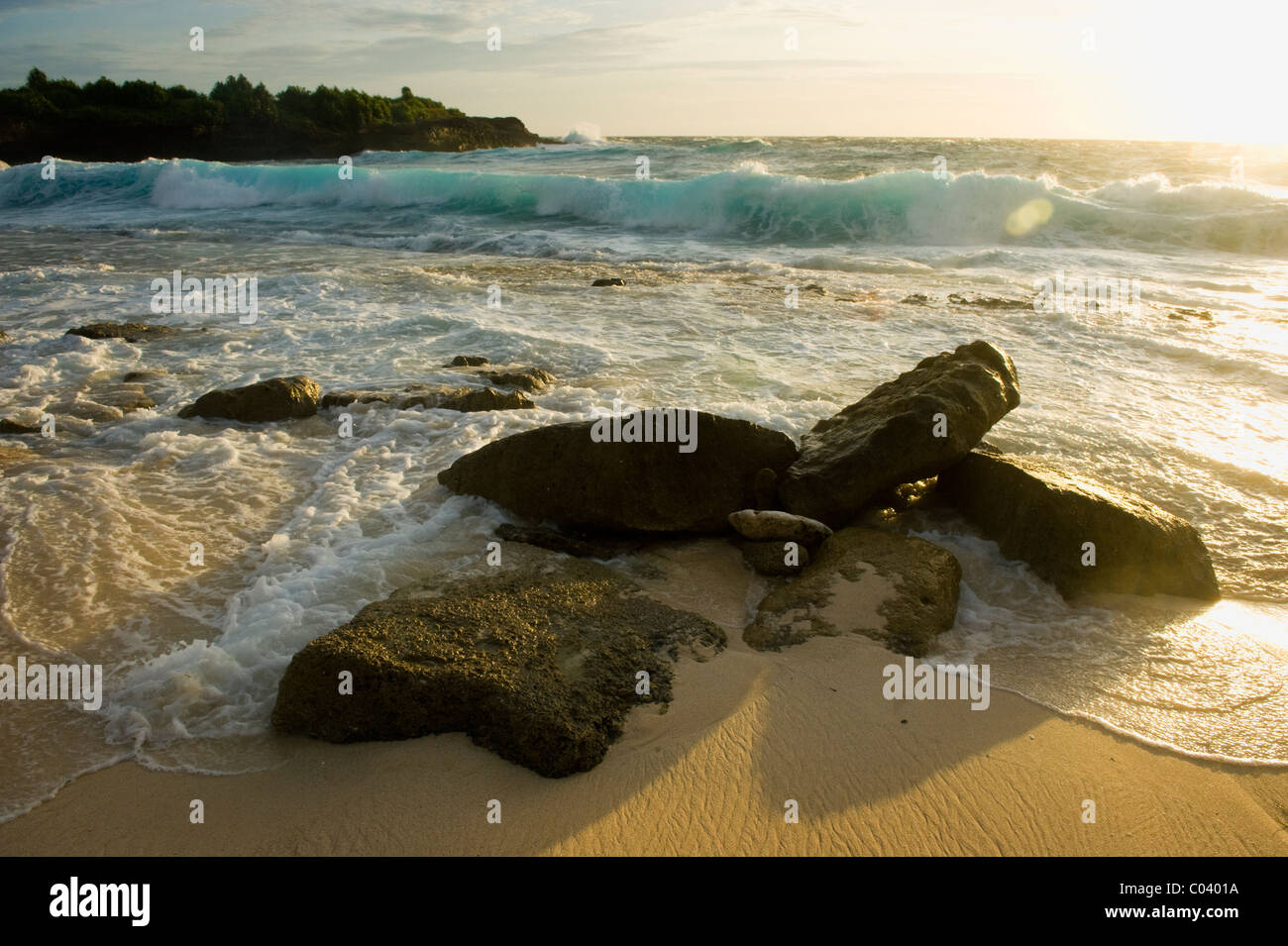 Sandy Bay a Nusa Lembongan, Bali, Indonesia è una delle più belle spiagge romantiche nel mondo. Perfetta per ammirare i tramonti. Foto Stock