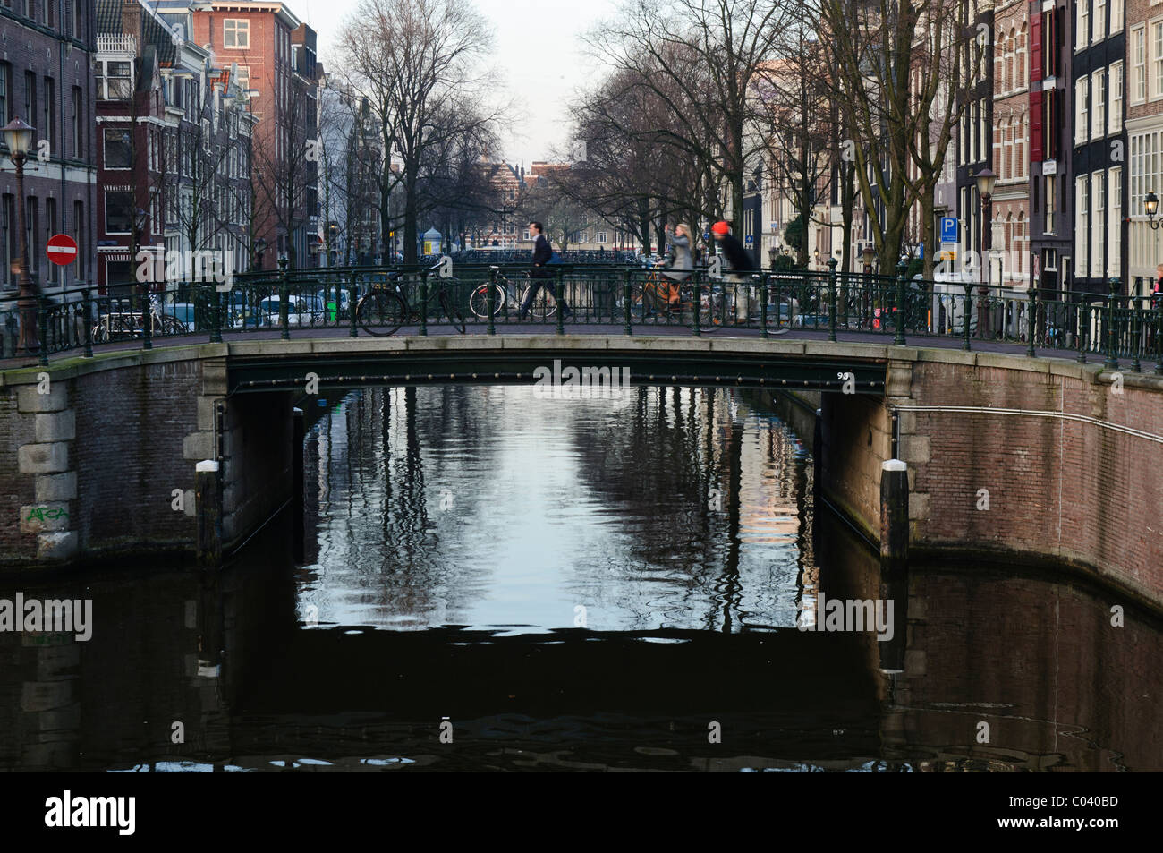 Ponte su un canale in Amsterdam Foto Stock
