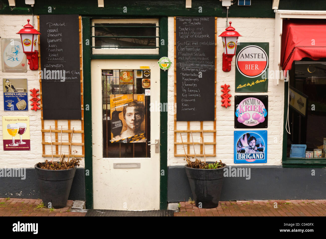 Al di fuori di un bar olandese pub con indicazioni per Amstel Bier birra ecc Foto Stock