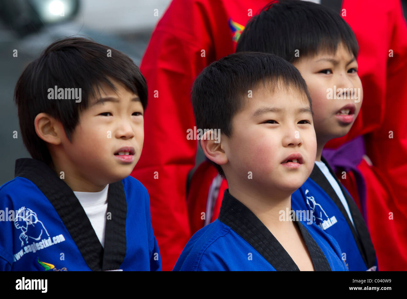 I ragazzi guardare Kwan Tak presentano durante il 2011 il nuovo anno lunare parade di lavaggio, regine Foto Stock