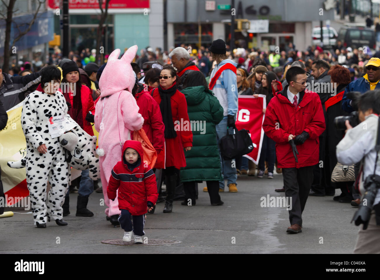 I partecipanti lulling intorno alla fine del 2011 il nuovo anno lunare parade di lavaggio, regine Foto Stock