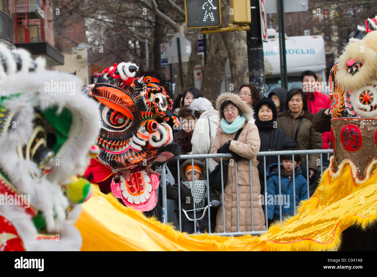 Gli spettatori a guardare dancing dragons al 2011 capodanno nuovo anno lunare parade di lavaggio, Queens, a New York Foto Stock