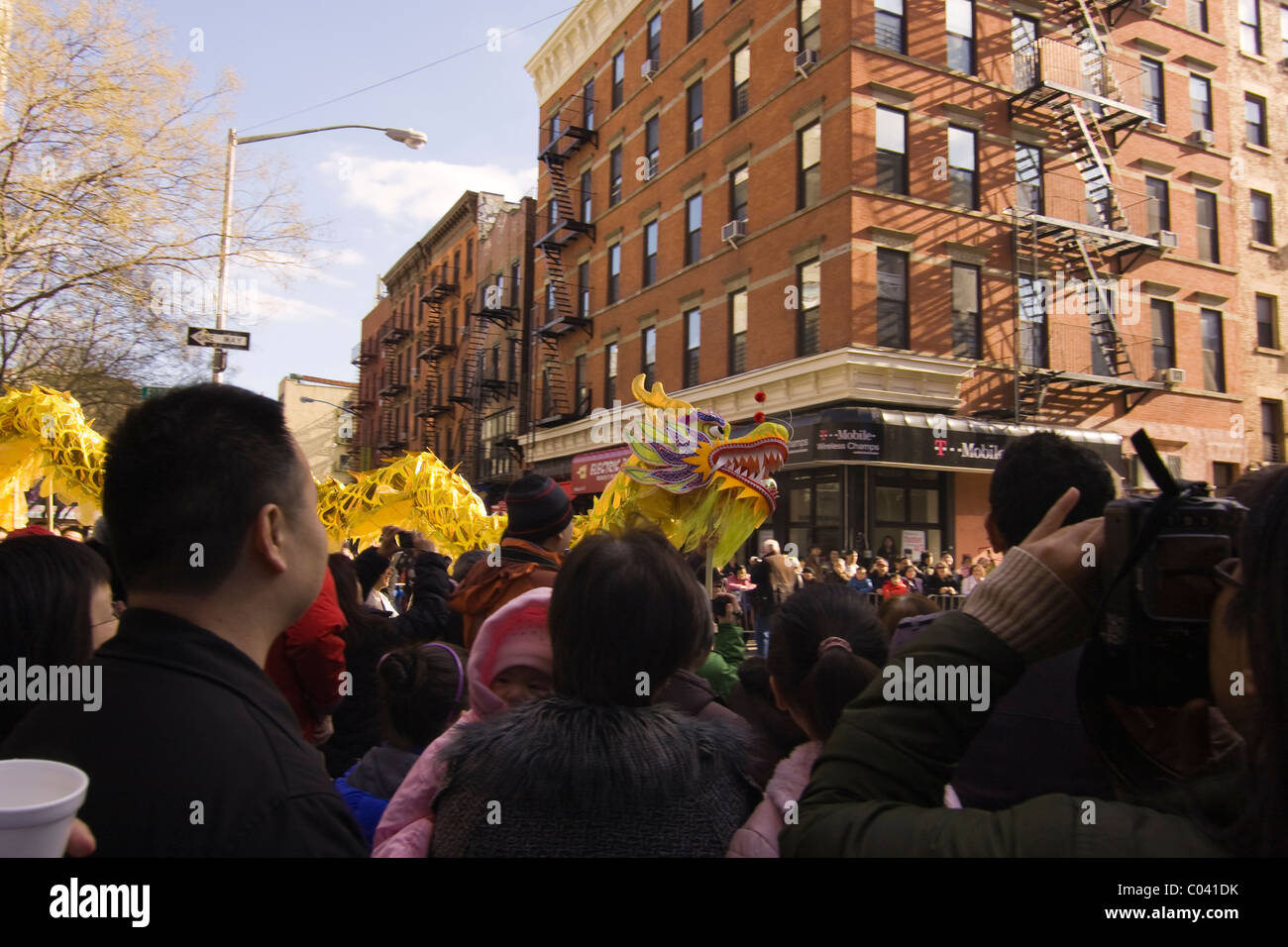 Drago Giallo continuo a spaventare i demoni in New York City's 2011 Anno Nuovo Cinese Parade. Foto Stock