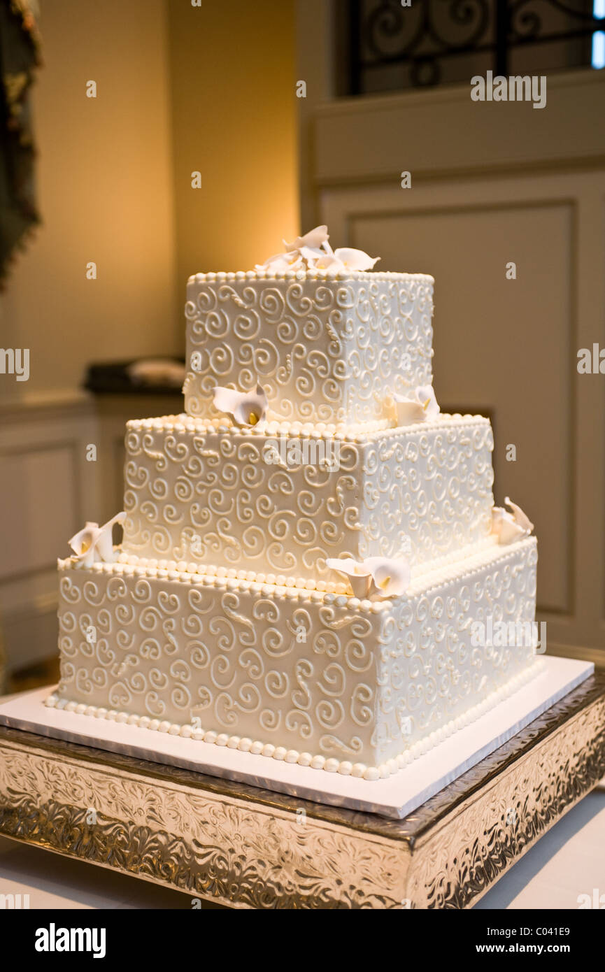 Bianco torta di nozze con fiori su un server di argento Foto Stock