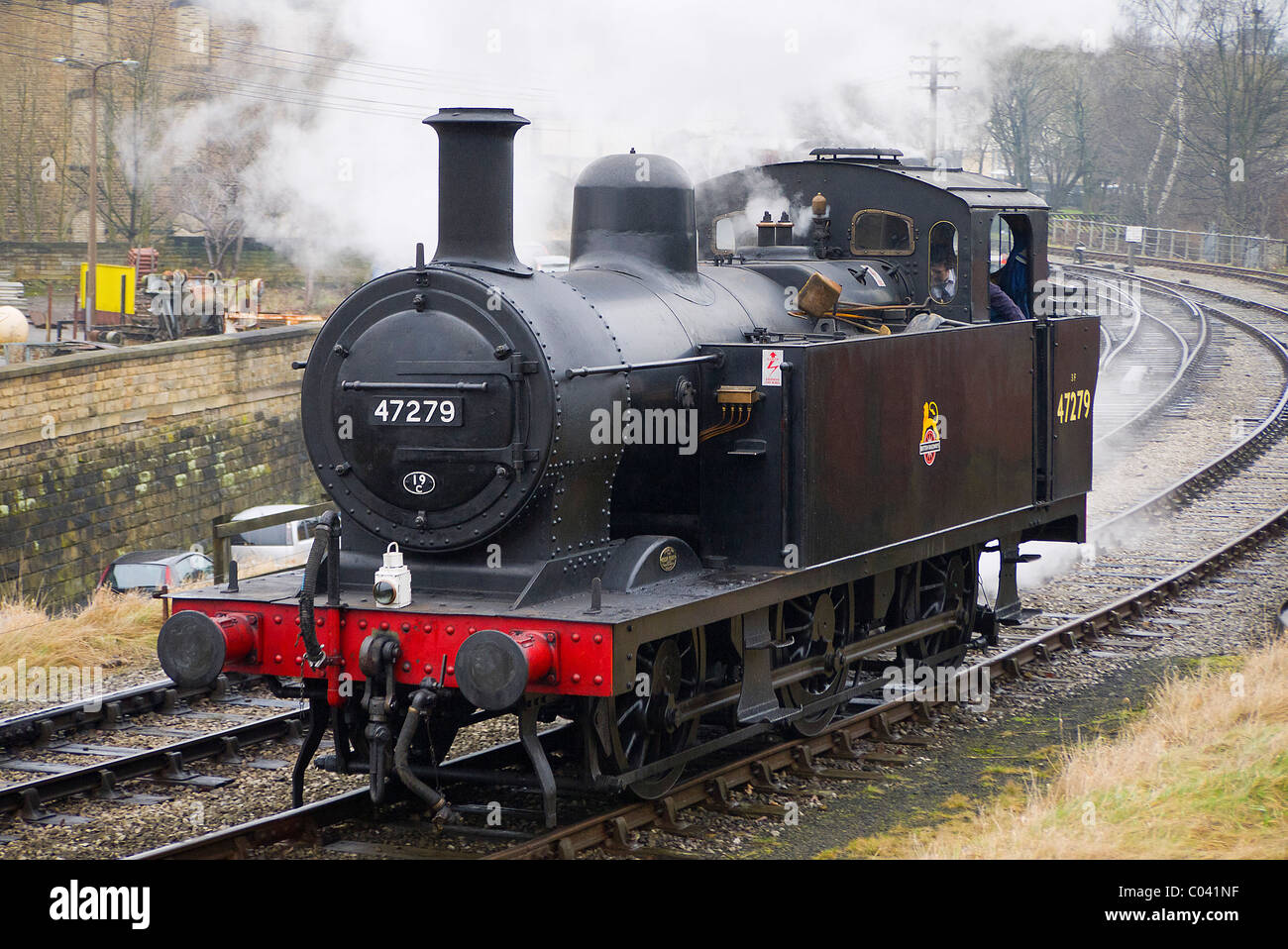 Serbatoio del vapore inverte il senso di rotazione del motore al di sopra del ponte a Keighley West Yorkshire. Foto Stock