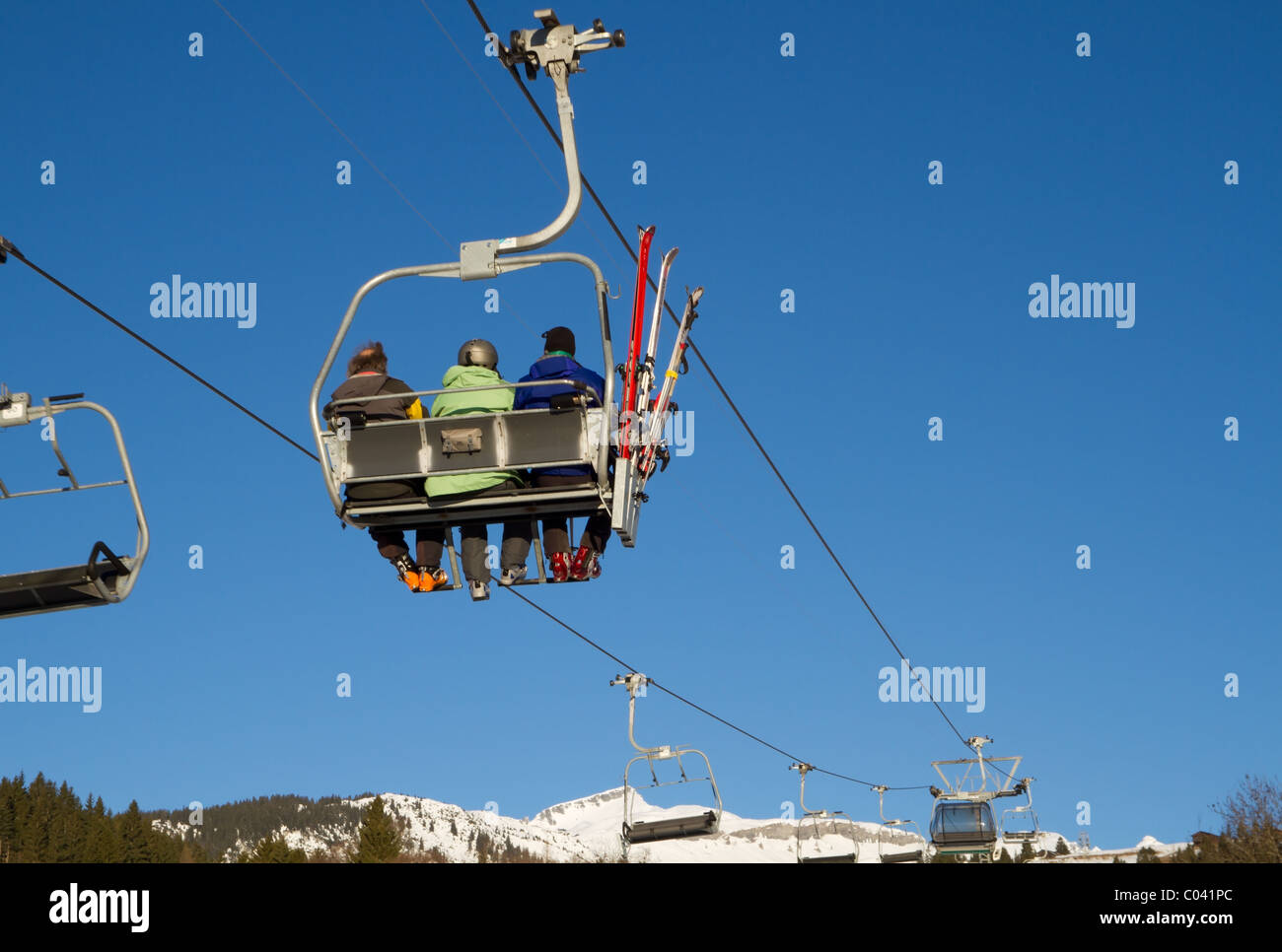 Tre uomini su una seggiovia in Flims svizzera. Prese su Canon 7D Foto Stock