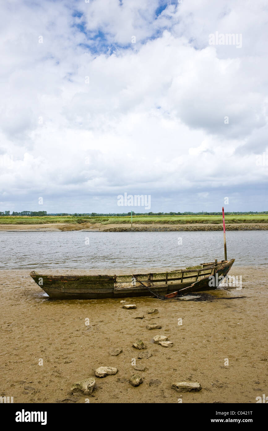 Vecchio scatafascio barca da pesca in Les Marais de la Douve, il Marais area paludosa della Normandia, Francia Foto Stock