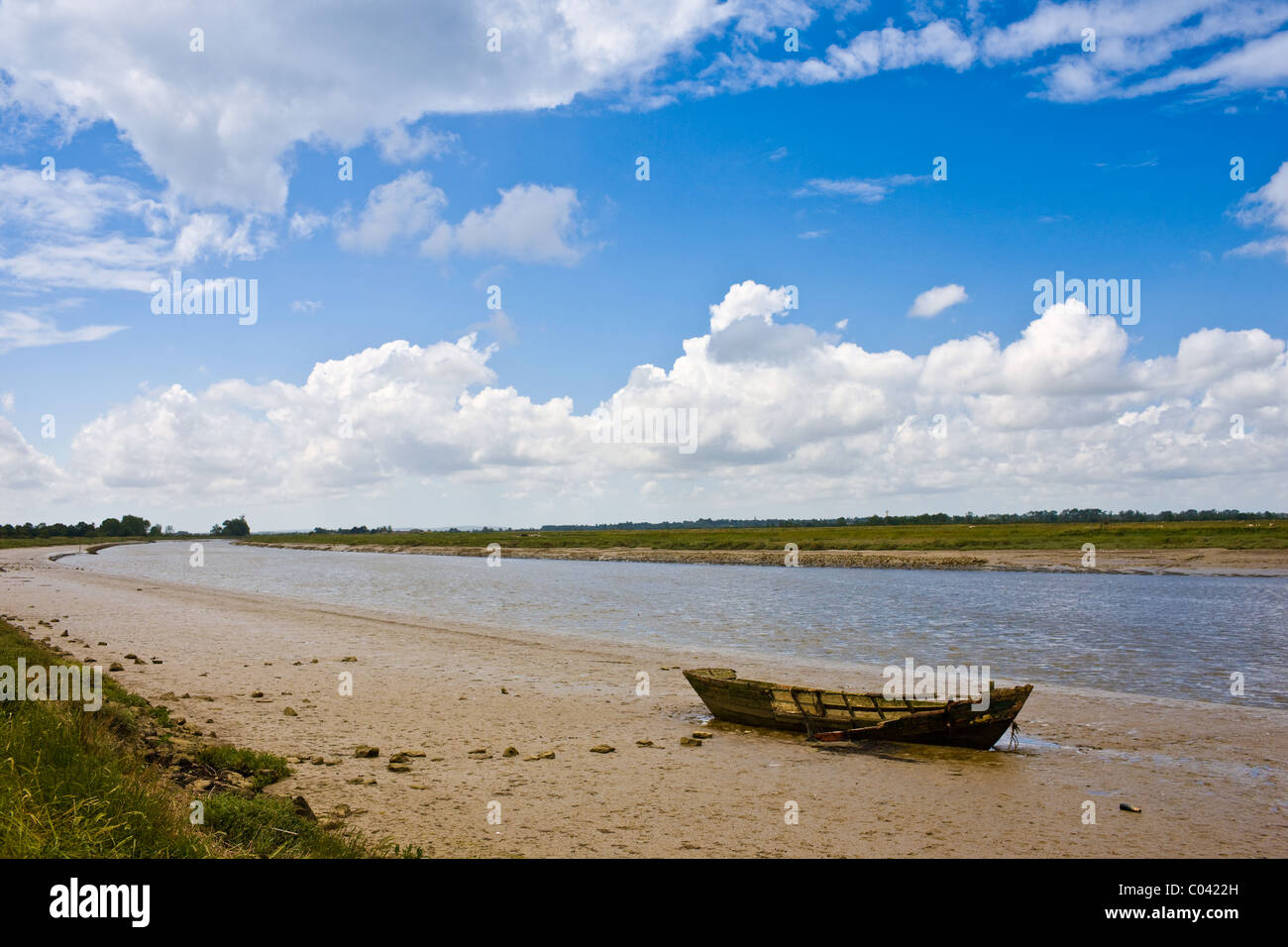 Vecchio scatafascio barca da pesca in Les Marais de la Douve, il Marais area paludosa della Normandia, Francia Foto Stock