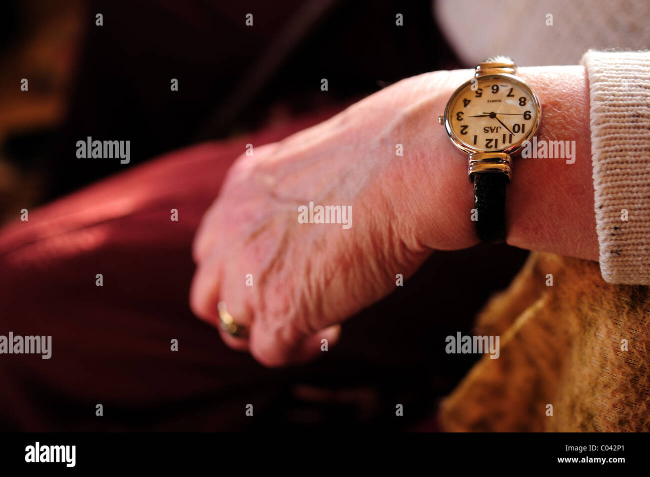 Anziani mano con orologio da polso Foto stock - Alamy