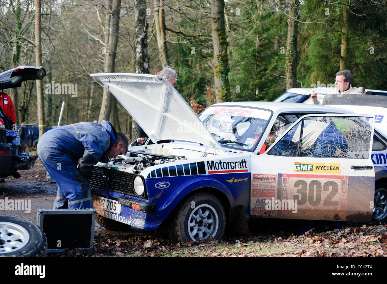 Wyedean auto da rally sul territorio della commissione forestale di case del parlato nella Foresta di Dean UK. Manutenzione meccanica di pit-stop rally car Foto Stock
