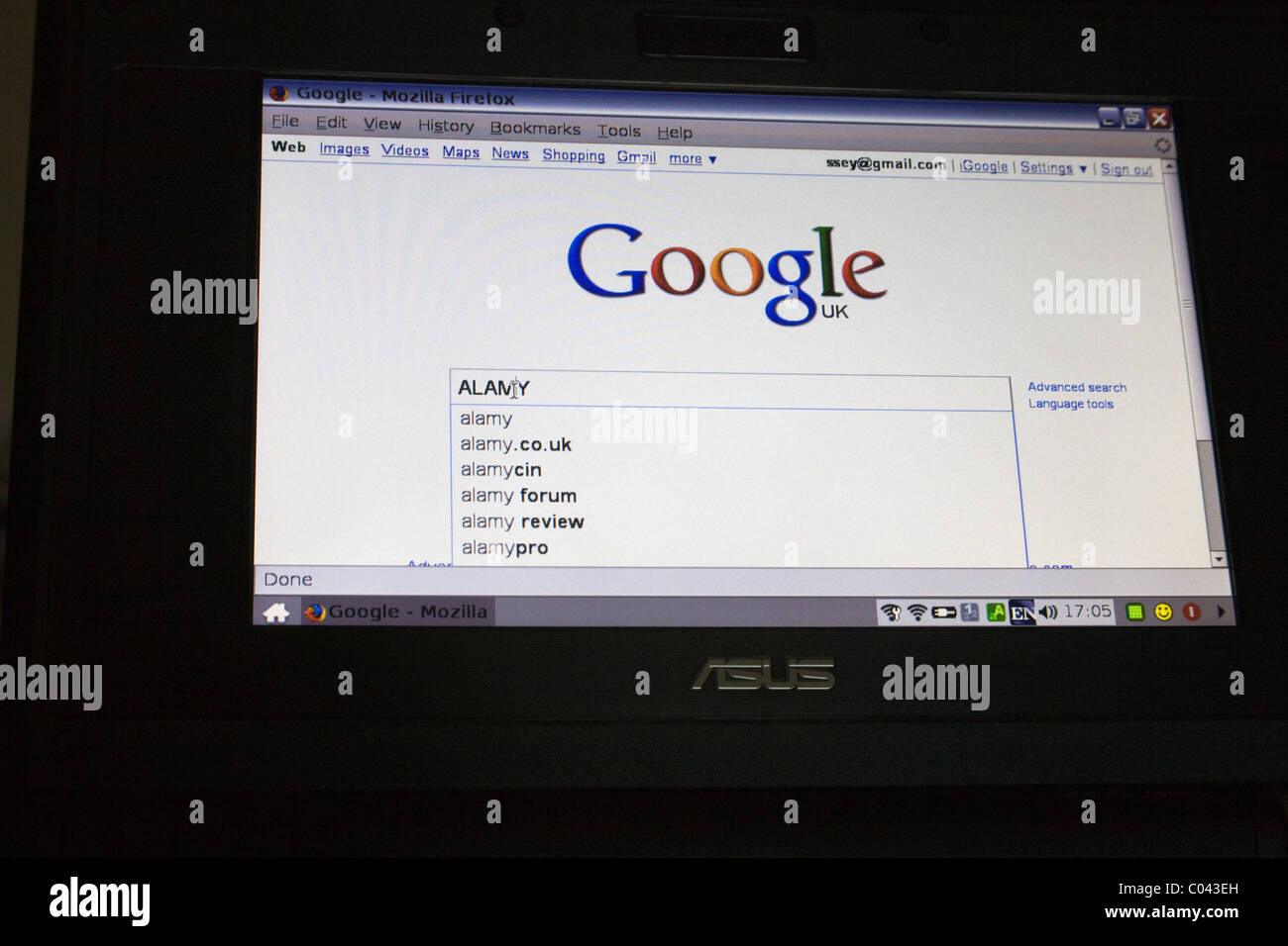 Chiudere fino allo schermo del computer utilizzando Google Mozilla Firefox  motore di ricerca per aprire Alamy pagina iniziale Foto stock - Alamy