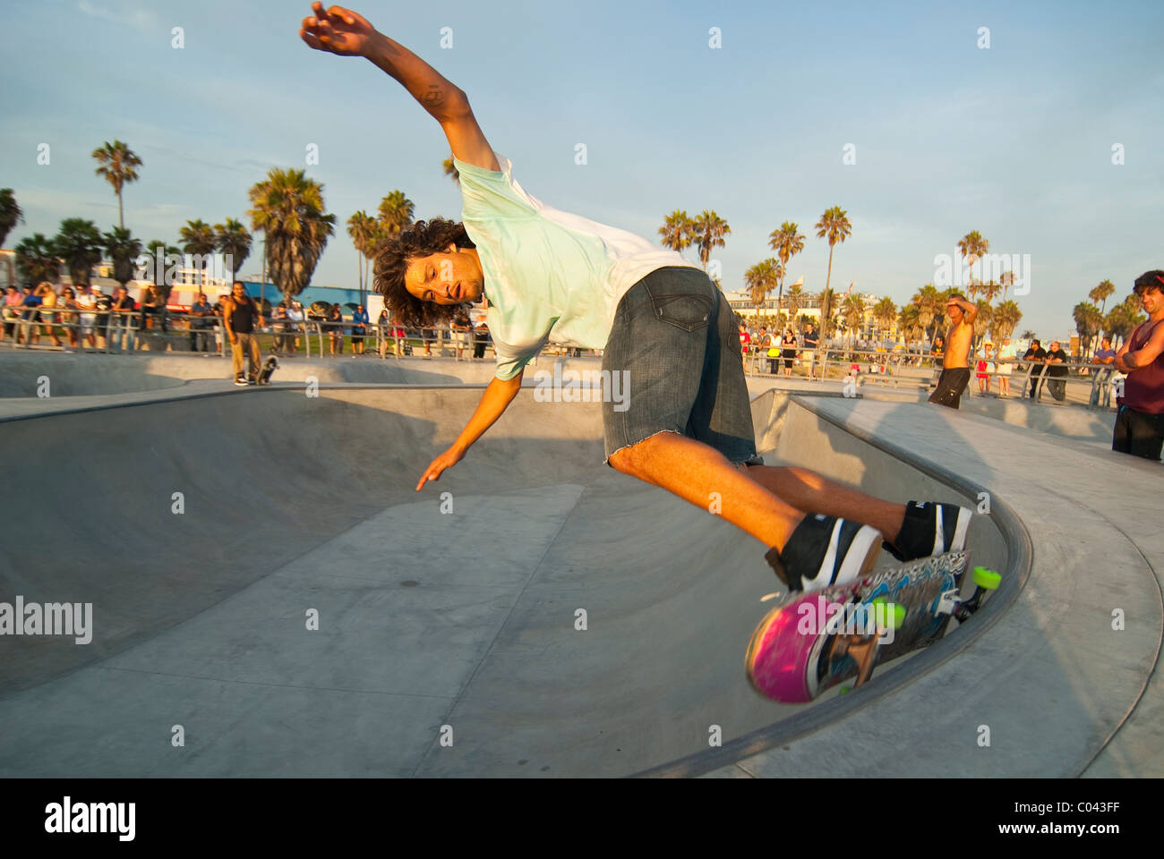 Guidatore di skateboard alla famosa spiaggia di Venice, California Foto Stock