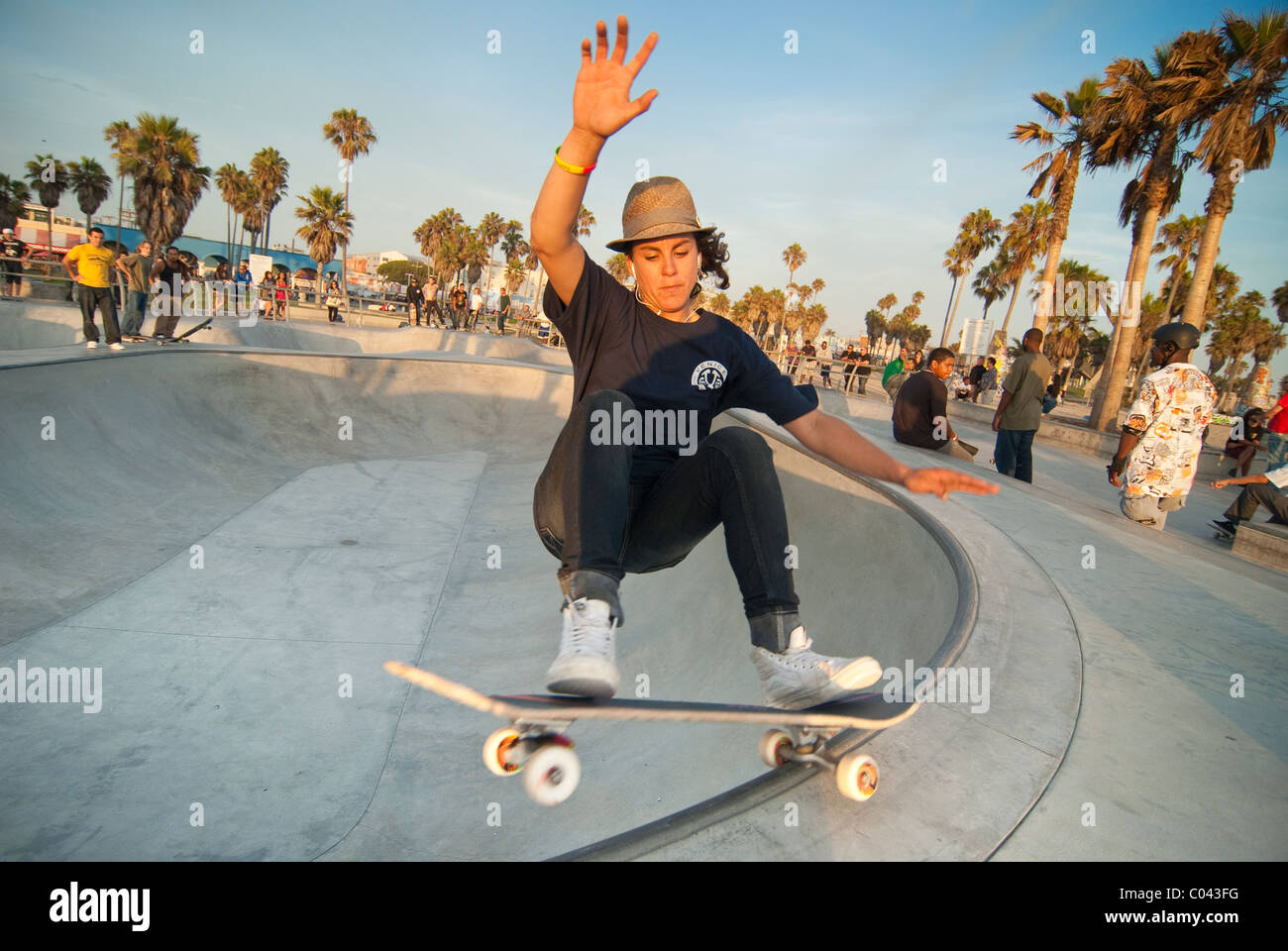 Guidatore di skateboard alla famosa spiaggia di Venice, California Foto Stock