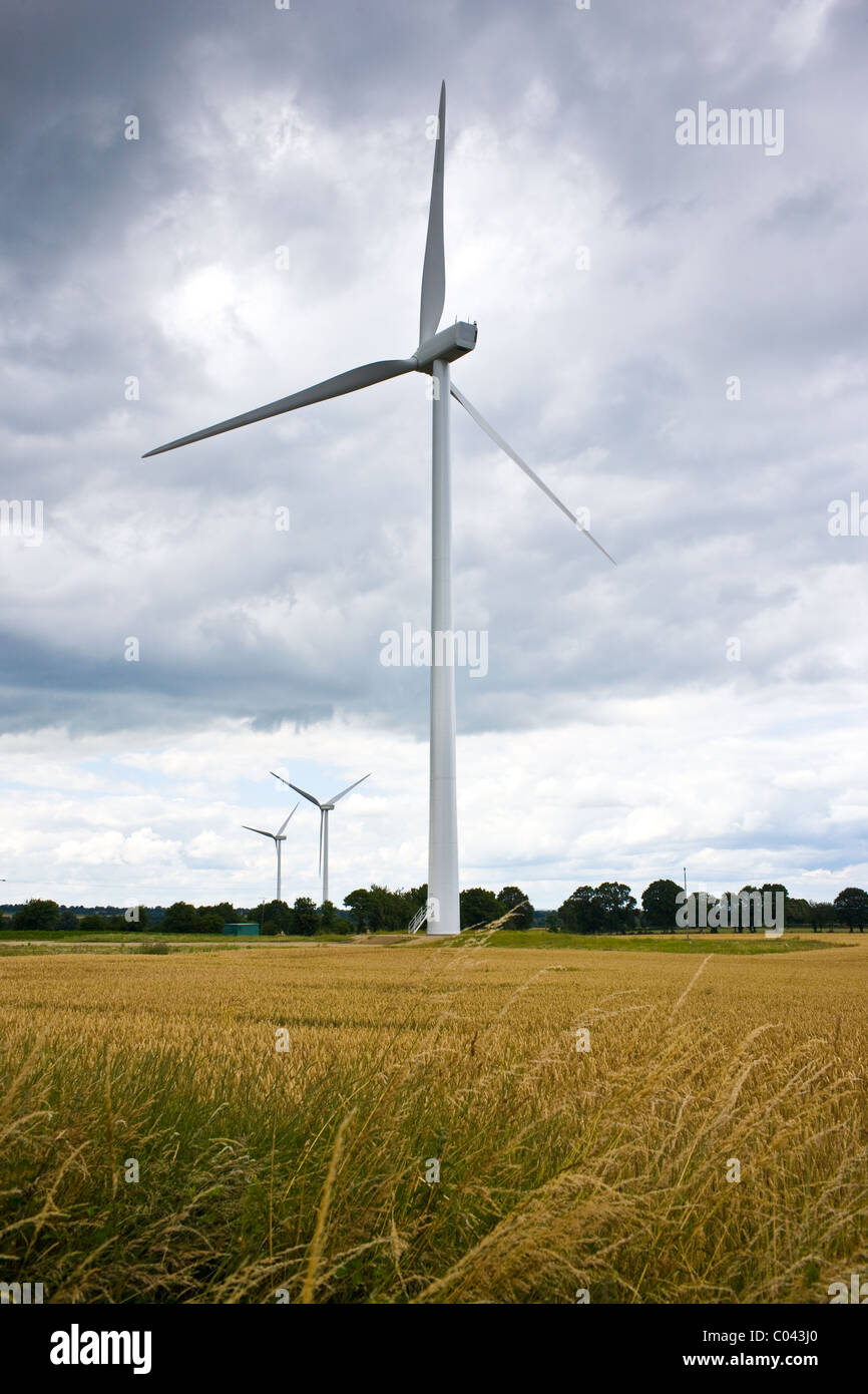 Le turbine eoliche per il potere di vento in Prato nelle zone rurali in Normandia, Francia Foto Stock