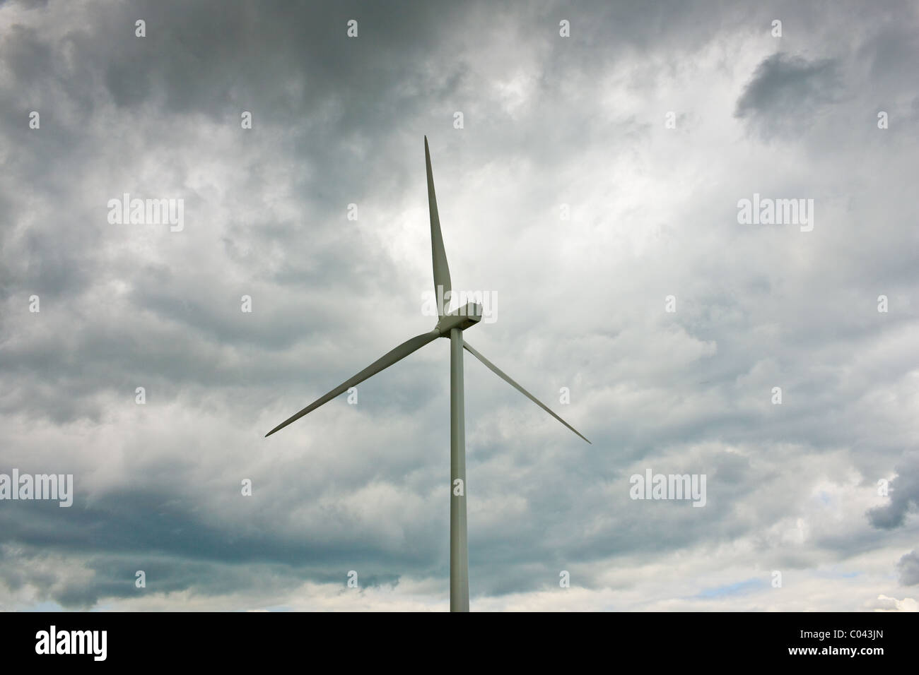 Le turbine eoliche per il potere di vento in Prato nelle zone rurali in Normandia, Francia Foto Stock