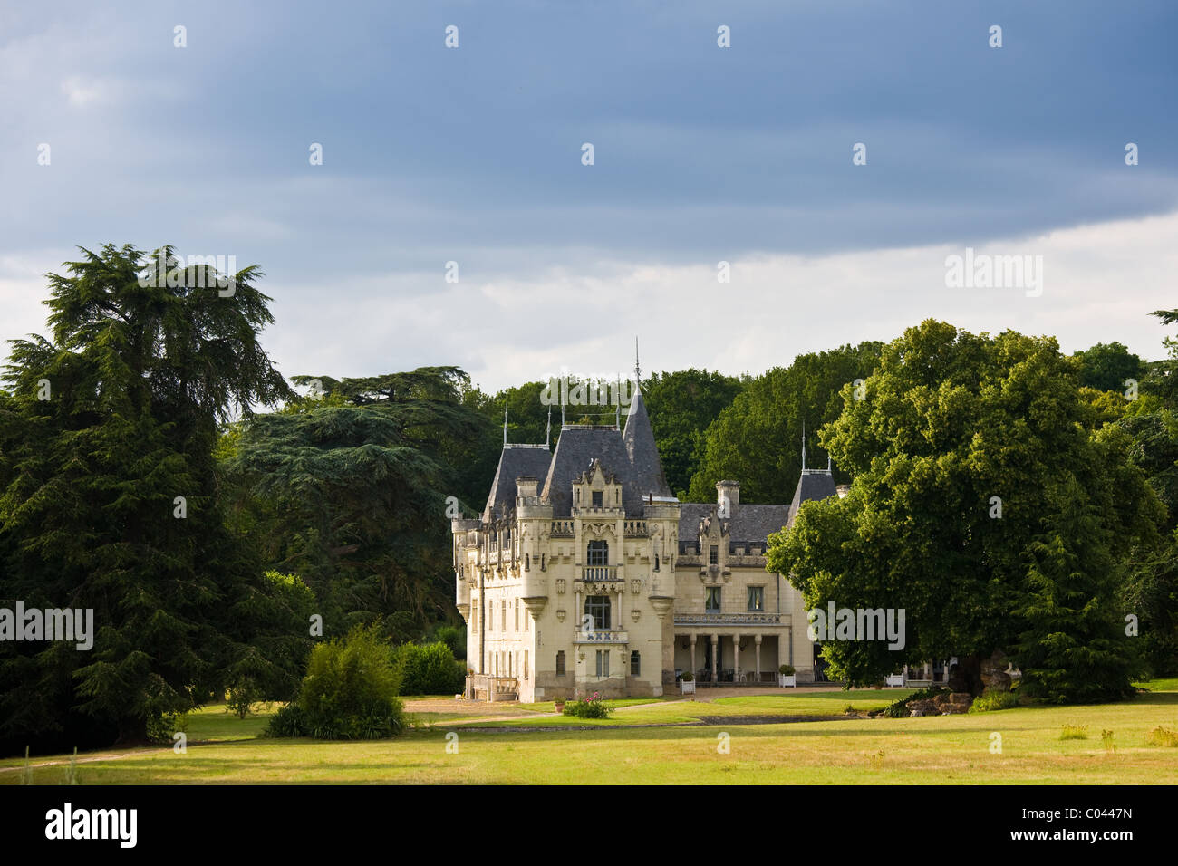 Chateau de Salvert country house hotel, architettura neogotica 16th, XVIII secolo XIX, Neuille, la Valle della Loira, Francia Foto Stock