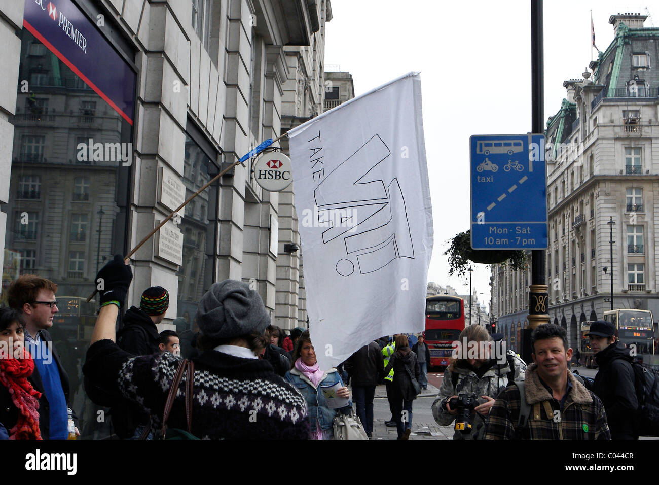 Prendere manifestante IVA al di fuori sede HSBC punto d incontro di Londra Foto Stock