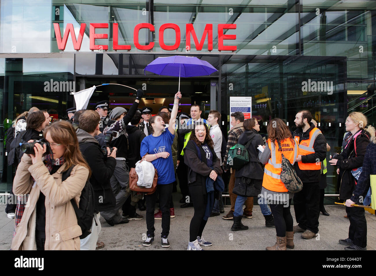 Prendere manifestanti IVA al Terminal 3 di Heathrow Airport London Foto Stock