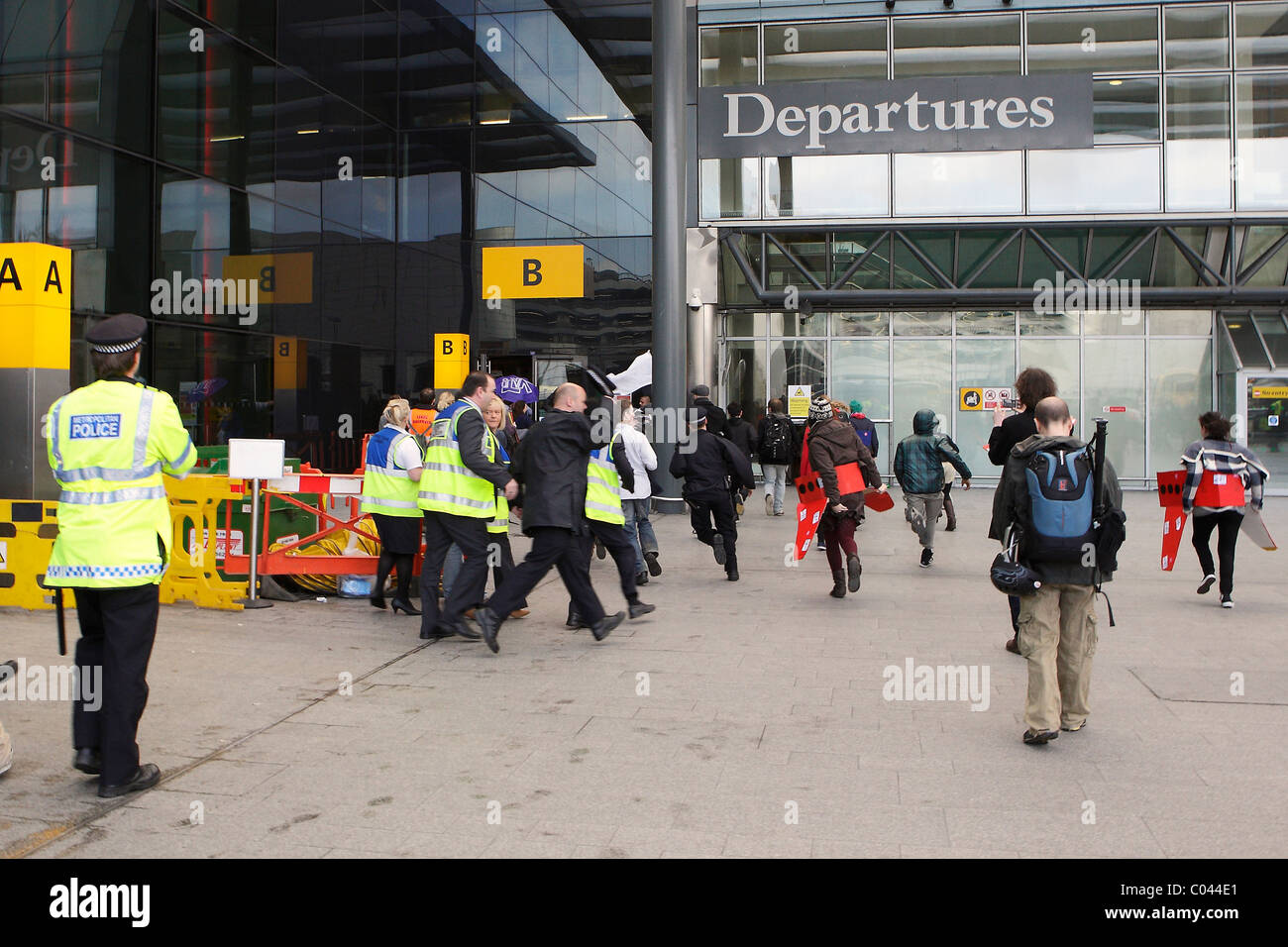 Police chase prendere IVA dimostranti presso l'aeroporto di Heathrow di Londra Foto Stock