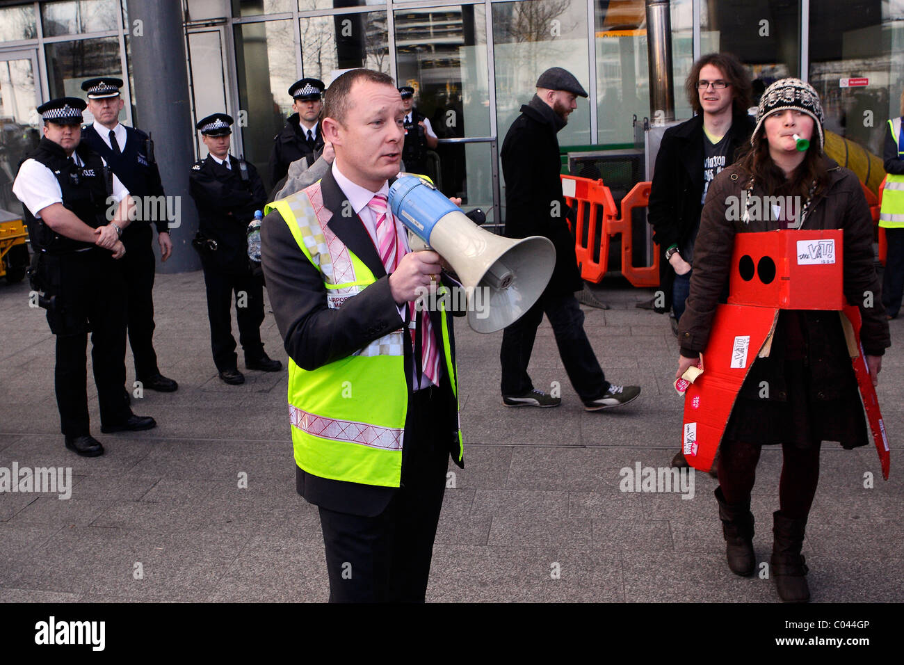 Airport Duty Manager parla di prendere IVA dimostranti presso l'aeroporto di Heathrow di Londra Foto Stock