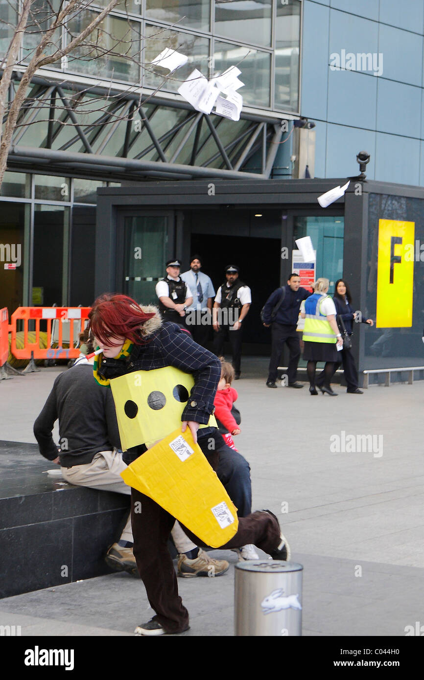Prendere l'IVA protester all' Aeroporto di heathrow Londra getta volantini intorno al morsetto 3 concourse. Foto Stock