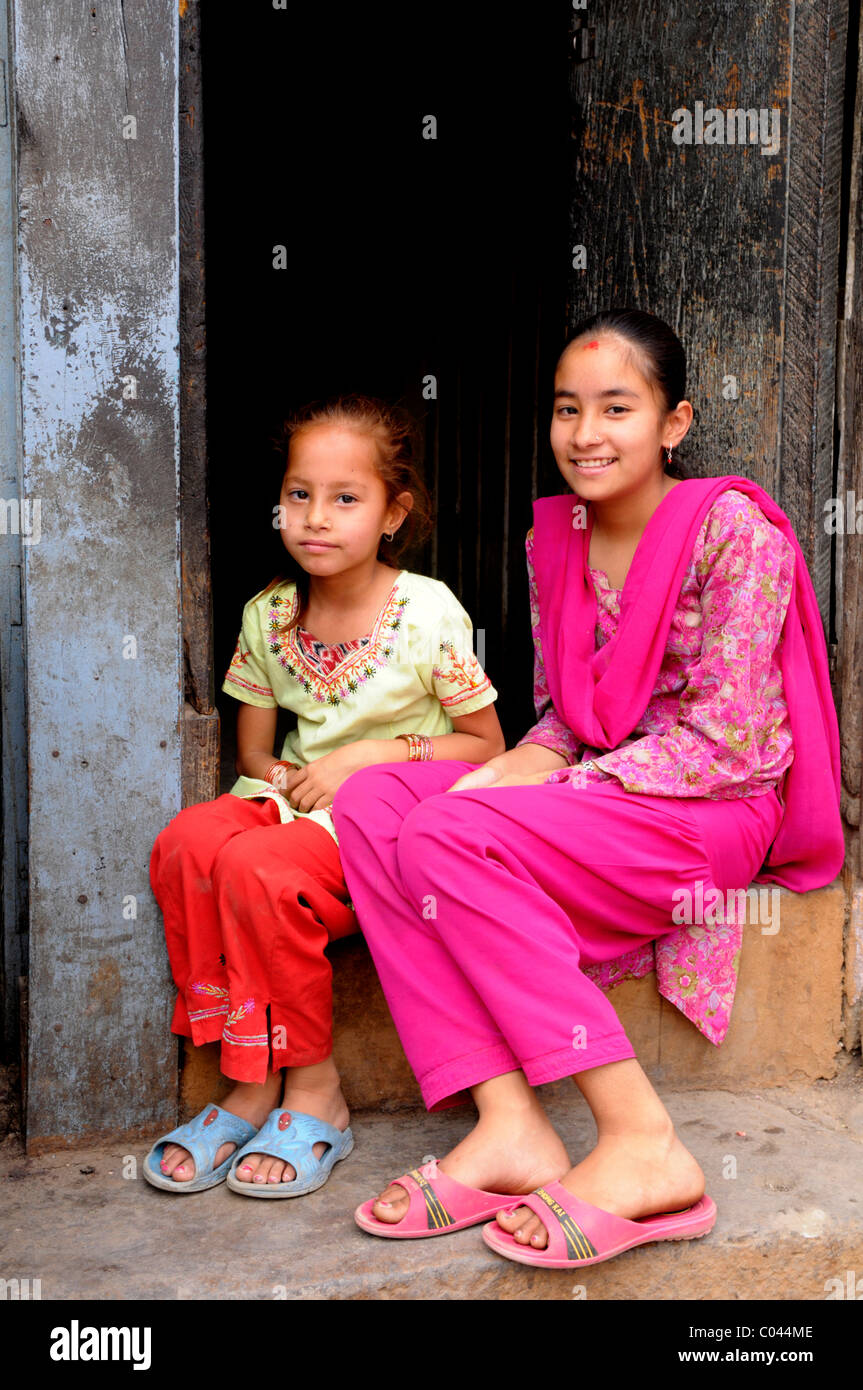 I giovani nepalesi ragazze in posa , i popoli vive ( i nepalesi ) , la vita a Kathmandu , kathmandu vita di strada , il Nepal Foto Stock