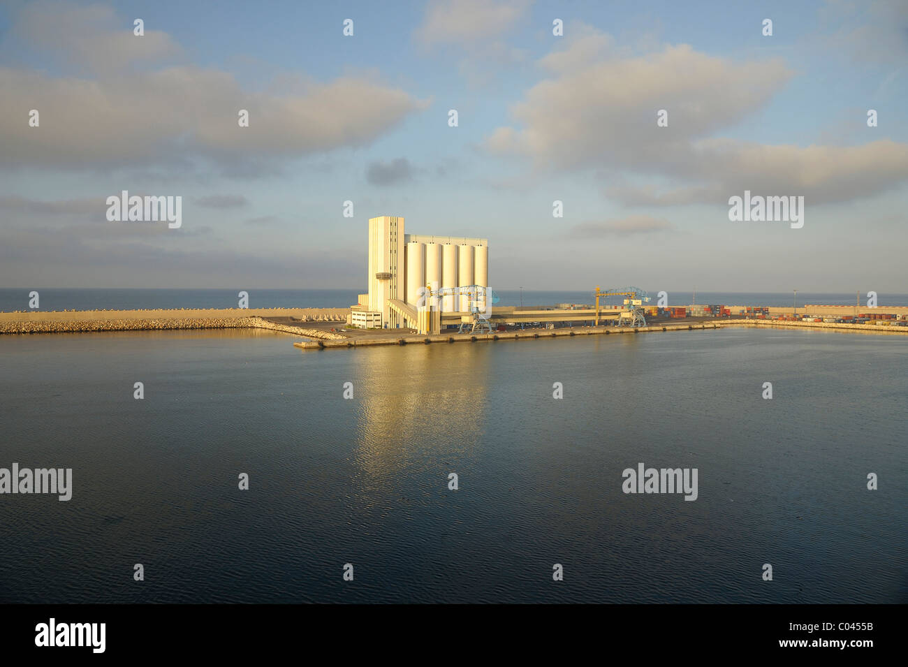 Il silos per il grano e il carico della nave di elevatori a agadir porta, in una giornata di sole. Foto Stock