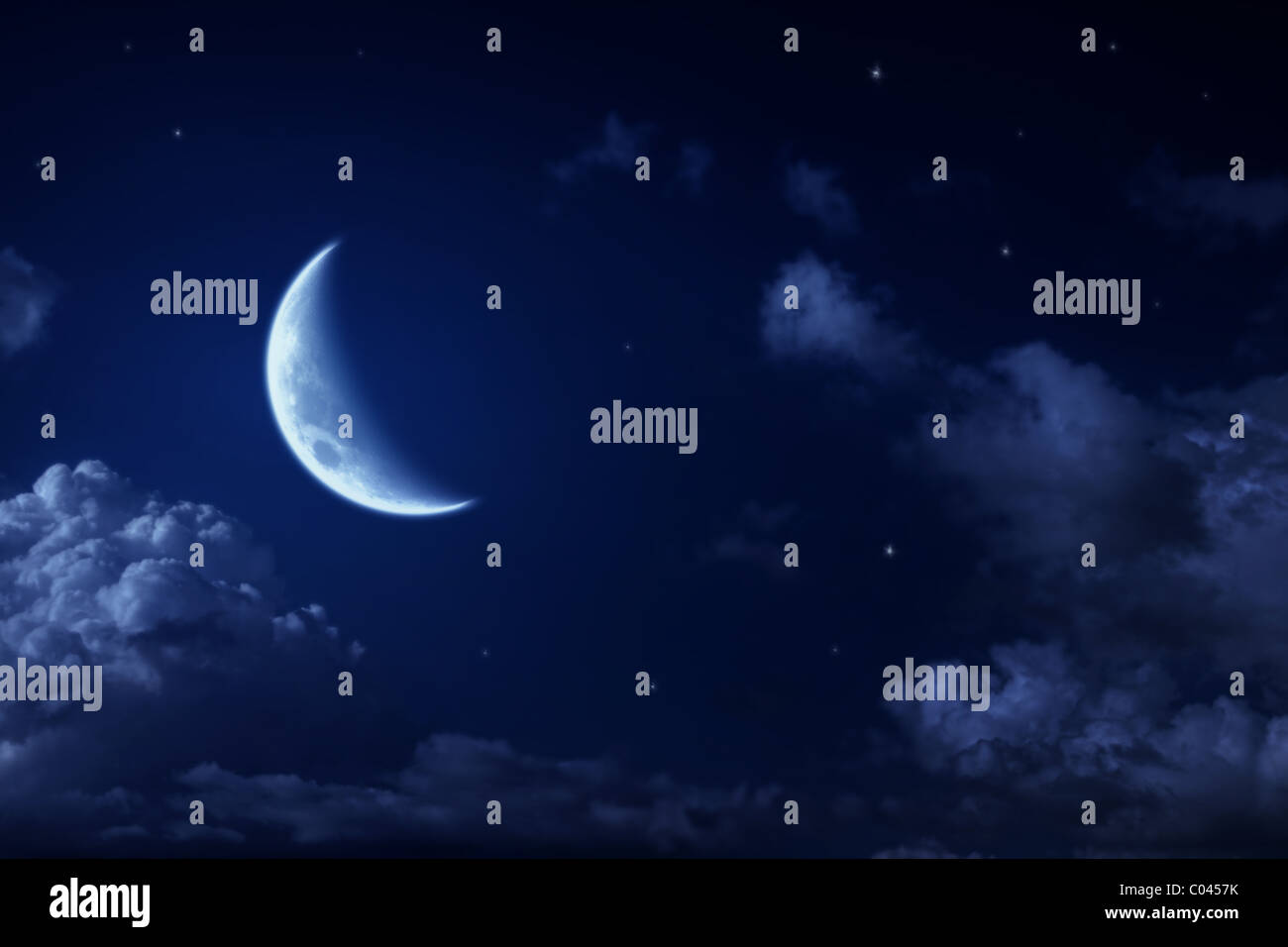Grande la luna e le stelle in una notte nuvoloso cielo blu. fantastico paesaggio bello Foto Stock