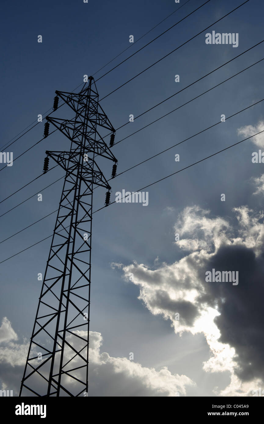 Alimentazione elettrica pilone e nuvoloso cielo blu Foto Stock