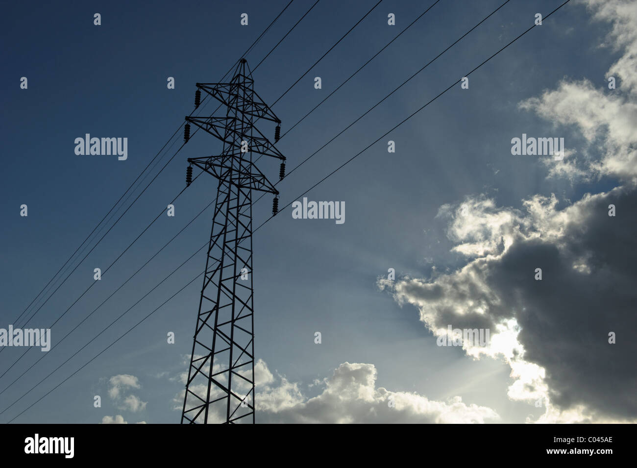 Alimentazione elettrica pilone e nuvoloso cielo blu Foto Stock