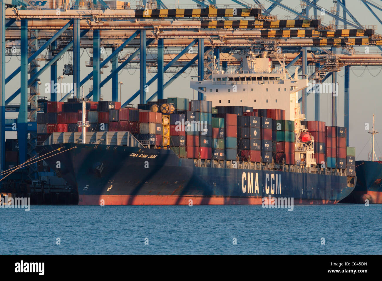 Commercio internazionale via mare il trasporto. La nave portacontainer CMA CGM Jade a Malta Freeport Foto Stock