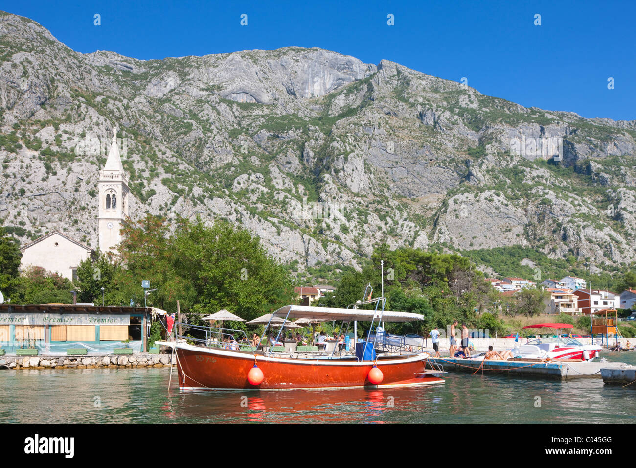 Barche e caffetterie, Dobrota, Boka Kotorska, Montenegro Foto Stock