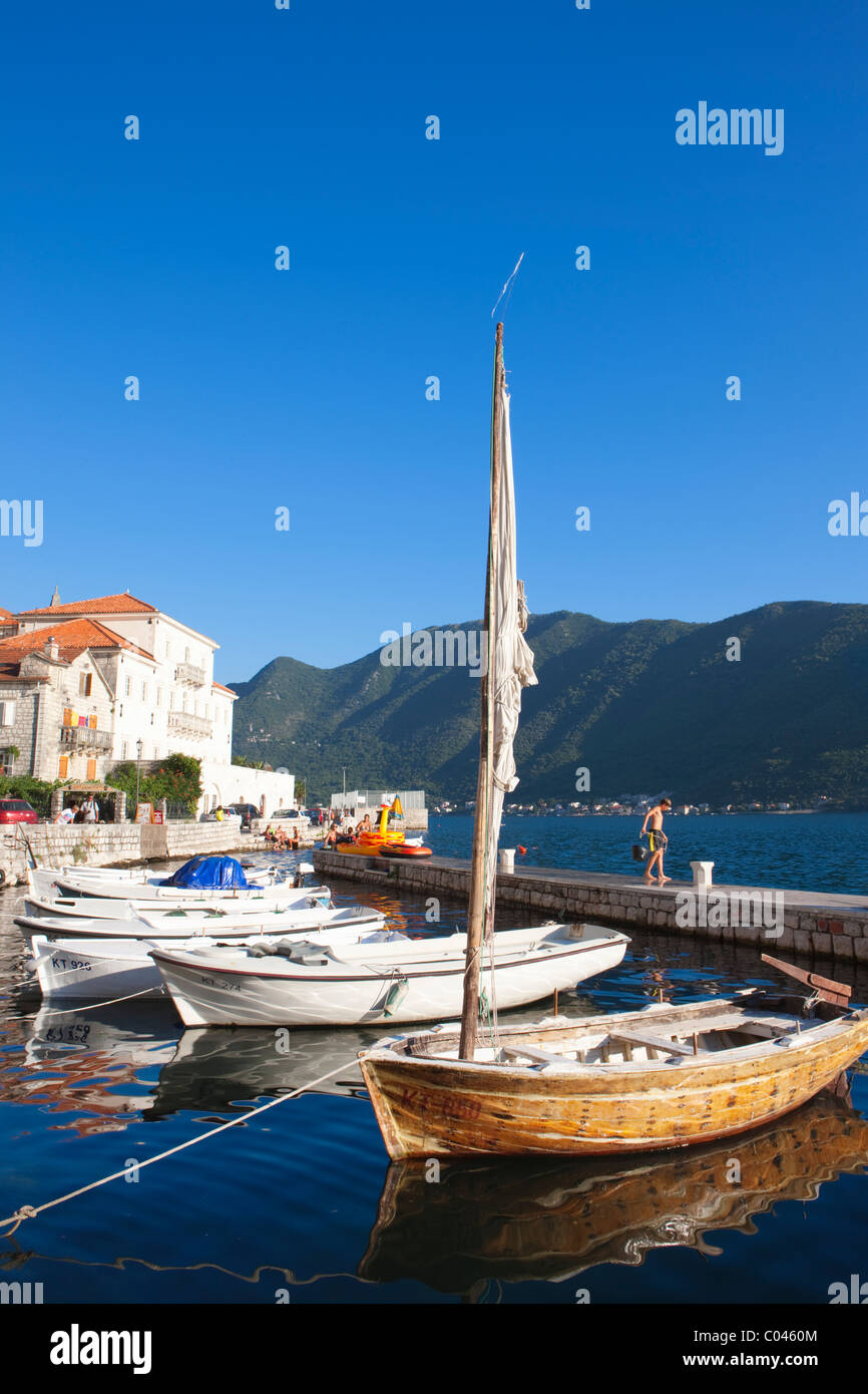 Barche ormeggiate in porto, Perast, Boka Kotorska, Montenegro Foto Stock