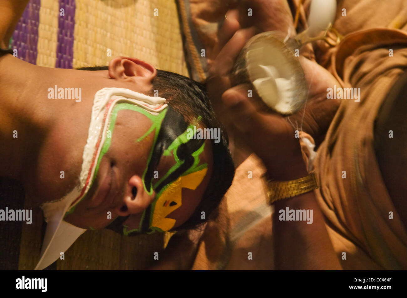 Kathakali ballerino del Kerala a mettere su il trucco, India Foto Stock