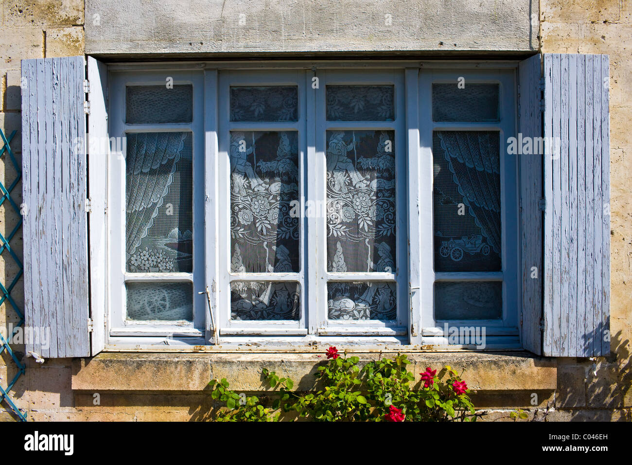 Tipica finestra francese con persiane in Bourdeilles vicino a Brantome nel nord della Dordogne, Francia Foto Stock