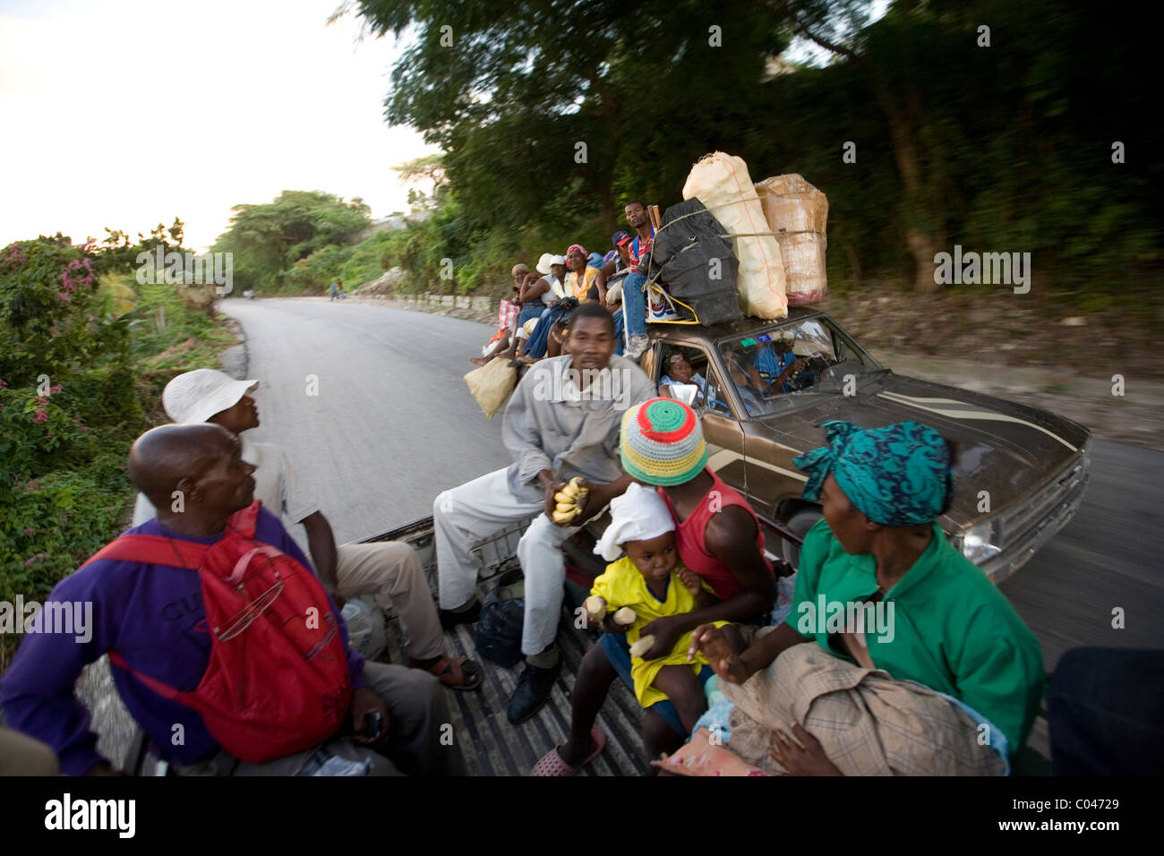 Tap-tap, haitiana i veicoli adibiti a trasporto pubblico, velocità lungo una strada fuori Goniaves, Haiti. Foto Stock