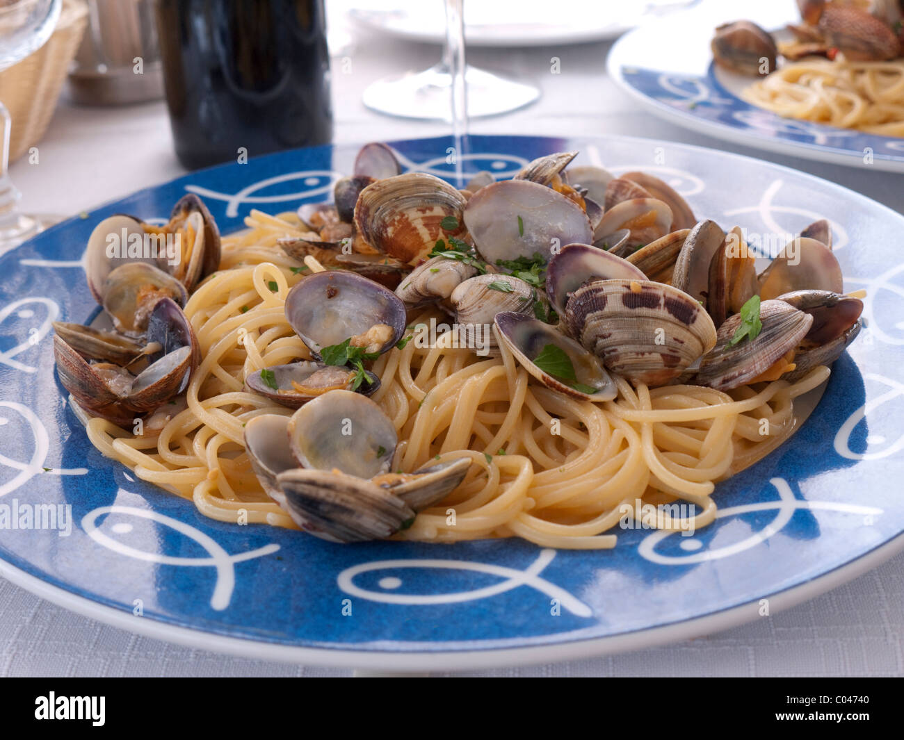 Spaghetti alla Vongoleor spaghetti con vongole nel porto di pescatori di Marina Grande a Sorrento Foto Stock