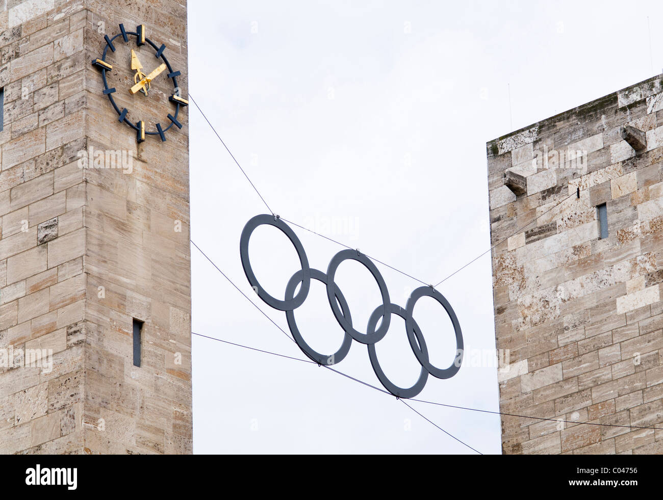 Gli anelli olimpici pendono dalle due torri d'entrata alla stadio olimpico di Berlino, Berlino, dove XI Giochi Olimpici sono state detenute Foto Stock