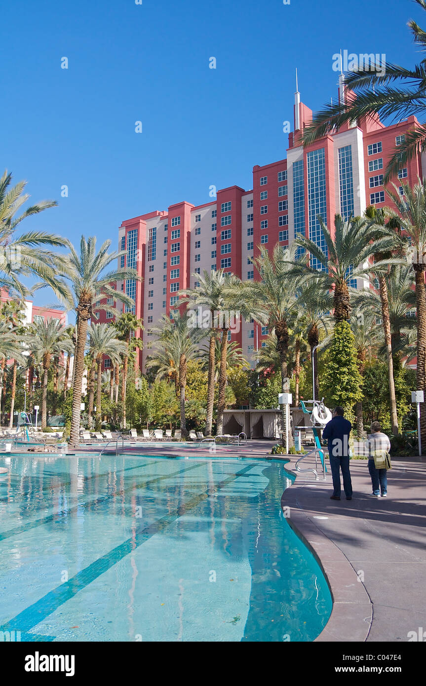 Persone in stand by una piscina presso l'Hilton Grand Vacations Club presso la Flamingo a Las Vegas Foto Stock