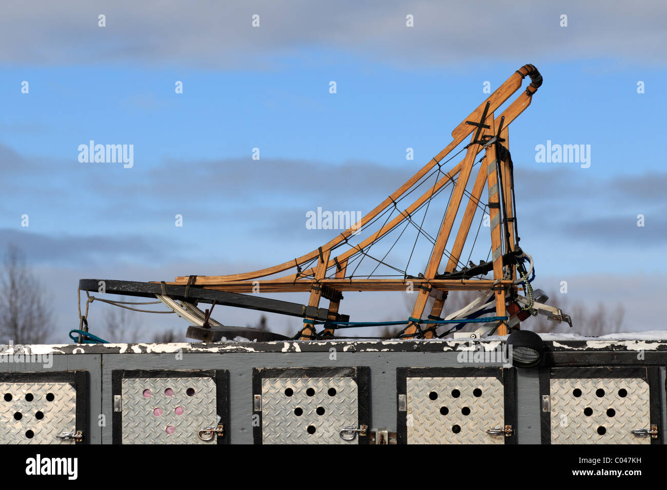 Una slitta trainata da cani fissata in cima a un camion nell'area di partenza prima della maratona John Beargrease Sled Dog a Duluth, Minnesota, Stati Uniti. Foto Stock