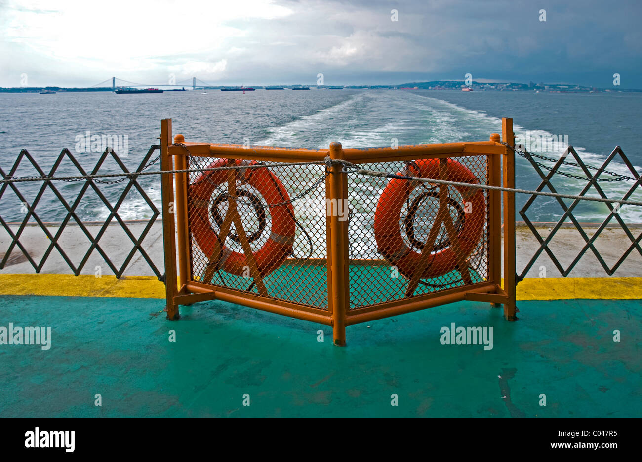 Parte superiore del porto di New York vista di Staten Island e il Verrazano Bridge in distanza dal retro di Staten Island Ferry a Manhattan. Foto Stock