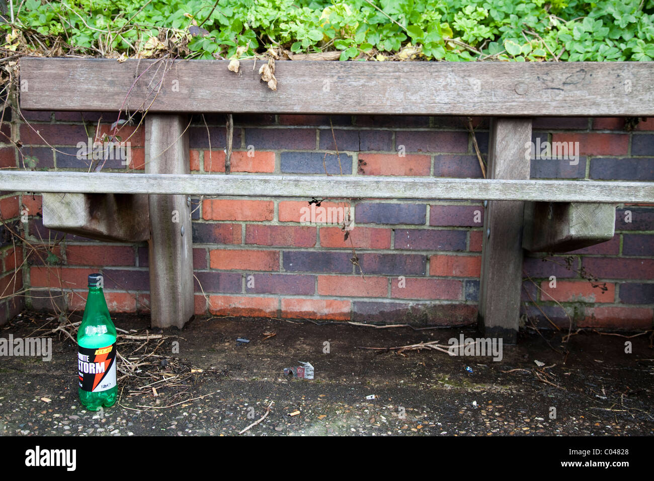 Una bottiglia di sidro accanto a una panchina in Inghilterra Nottingham REGNO UNITO Foto Stock